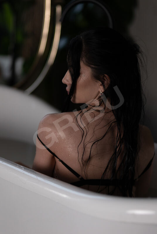 Eliswhite6145628