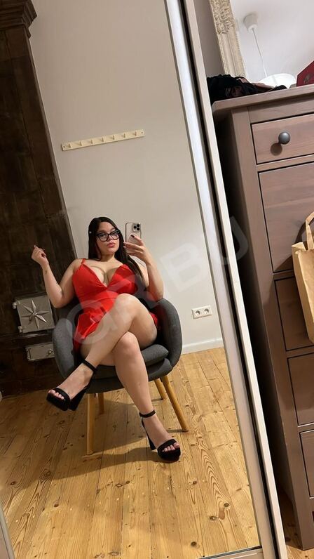 Nina256008393