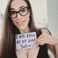 JULIA TANTRA