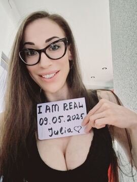 JULIA TANTRA